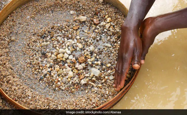 मध्य प्रदेश: दीपावली के पहले हीरा खदानों के दो मजदूरों पर लक्ष्मी हुईं मेहरबान, कीमती हीरे खोजकर बने 'लखपति'