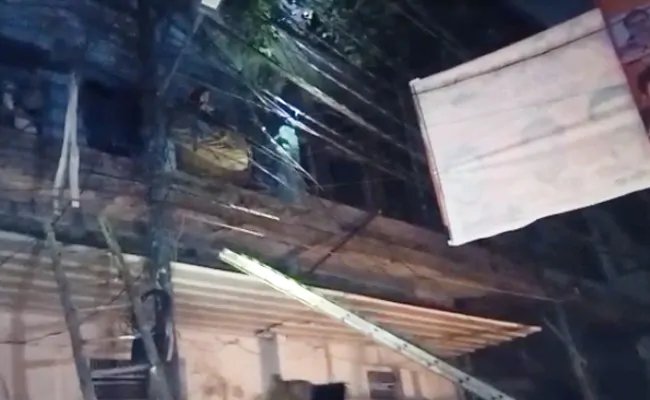 Three-storey building collapsed in Kanpur, 3 people feared buried, relief and rescue operations continue – कानपुर में तीन मंजिला इमारत गिरी, 3 लोगों के दबे होने का अंदेशा, राहत-बचाव कार्य जारी