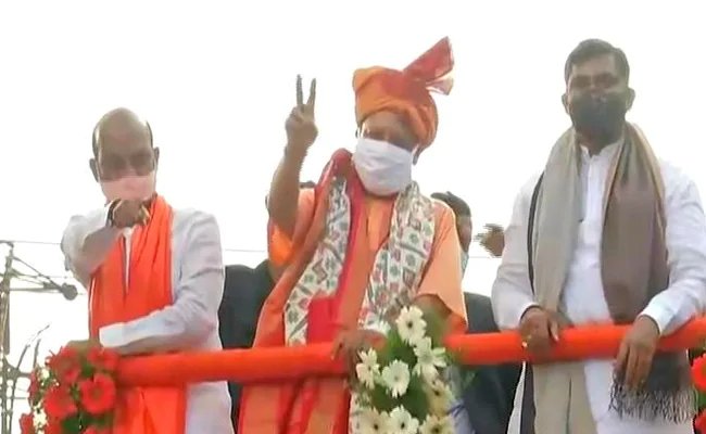 Yogi Adityanath did grand road show in BJP civic elections in Hyderabad – हैदराबाद निकाय चुनाव में बीजेपी ने झोंकी ताकत, योगी आदित्यनाथ ने किया ग्रैंड रोड शो