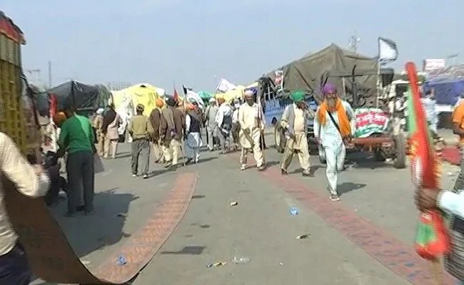 Amit Shah himself doing road show, social distancing to farmers: AAP – किसानों को सोशल डिस्टेंसिंग का पाठ, अमित शाह खुद कर रहे रोड शो : AAP