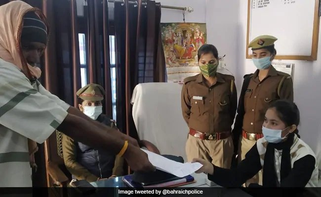 The student who became a SHO for one day resolved the dispute of two brothers – एक दिन के लिए थानेदार बनी छात्रा ने सुलझाया दो भाइयों का विवाद