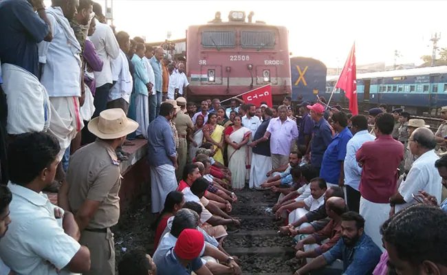 Trade unions hold nationwide strike against Labour reforms, protests on streets – केंद्र के श्रम सुधारों के खिलाफ ट्रेड यूनियनों ने की देशव्यापी हड़ताल, सड़कों पर विरोध प्रदर्शन