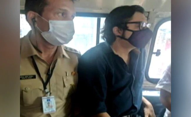 अर्नब गोस्वामी पर हिरासत में मोबाइल के इस्तेमाल का आरोप, तलोजा जेल भेजा गया