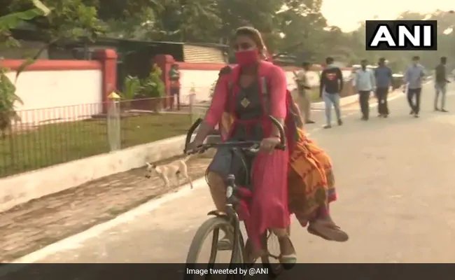 Bihar Elections: बिहार में पहली बार मतदान के लिए साइकिल चलाकर दादी के साथ पटना पहुंची लड़की
