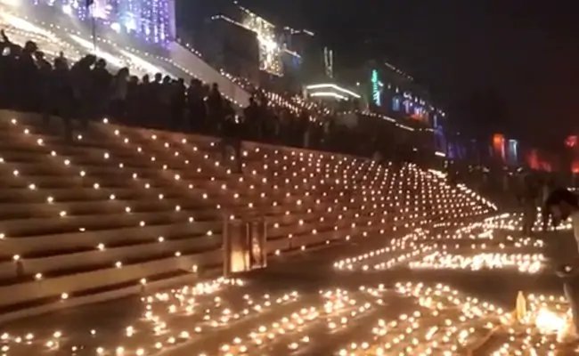 वाराणसी: देव दीपावली पर दीपकों की रोशनी से जगमगाए गंगा के घाट