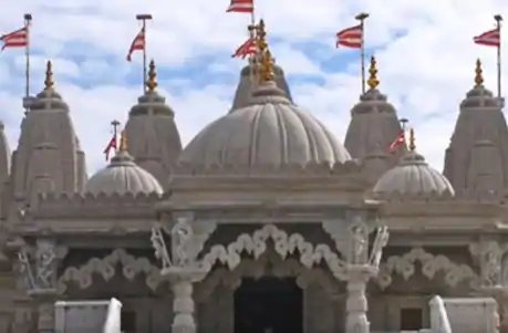 सुप्रीम कोर्ट के आदेश के बाद उज्जैन के महाकाल मंदिर के आसपास के अतिक्रमण को खाली करना शुरू किया.