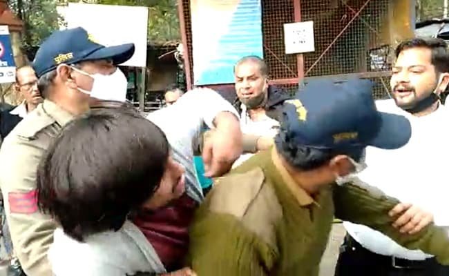 इंदौर: कॉमेडियन के दोस्त की कोर्ट कैंपस में ही हुई पिटाई, मुनव्वर फारुकी समझ किया हमला