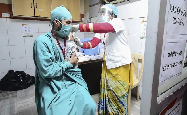 दिल्ली में कोविड वैक्सीनेशन की साइटों की संख्या घटाई गई