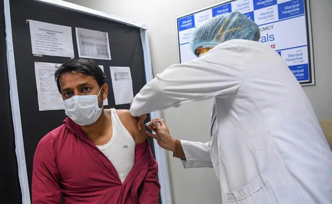 Delhi में लगातार दूसरे दिन 300 से भी कम कोरोना के मामले, तीन हजार से कम सक्रिय मरीज