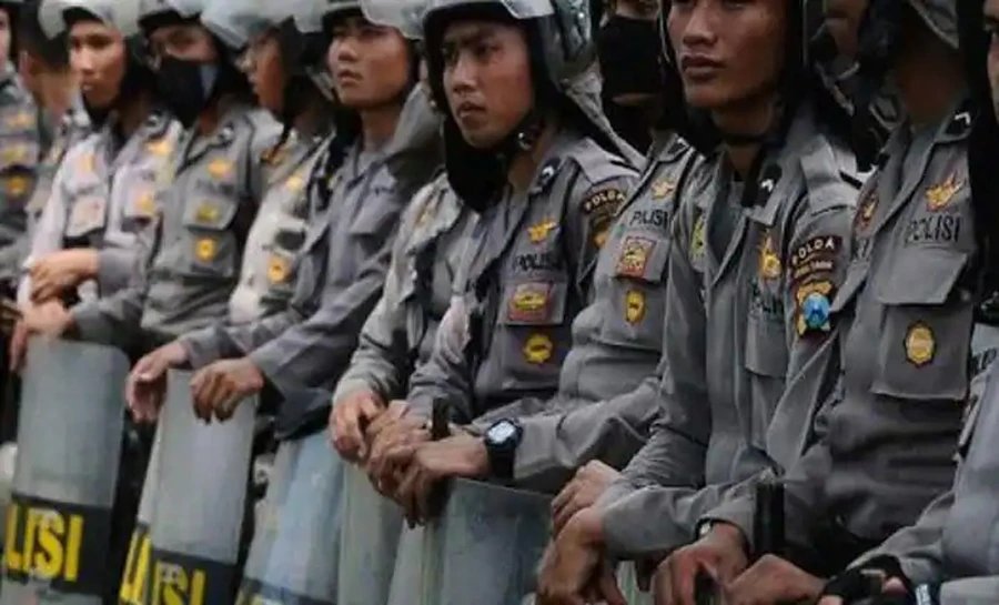 Indonesian police used snake to interrogate a theft suspect| Indonesia: चोरी के आरोपी से अपराध कबूल करवाने के लिए Police ने गले में डाला सांप, बवाल हुआ तो कहा – ‘Sorry’