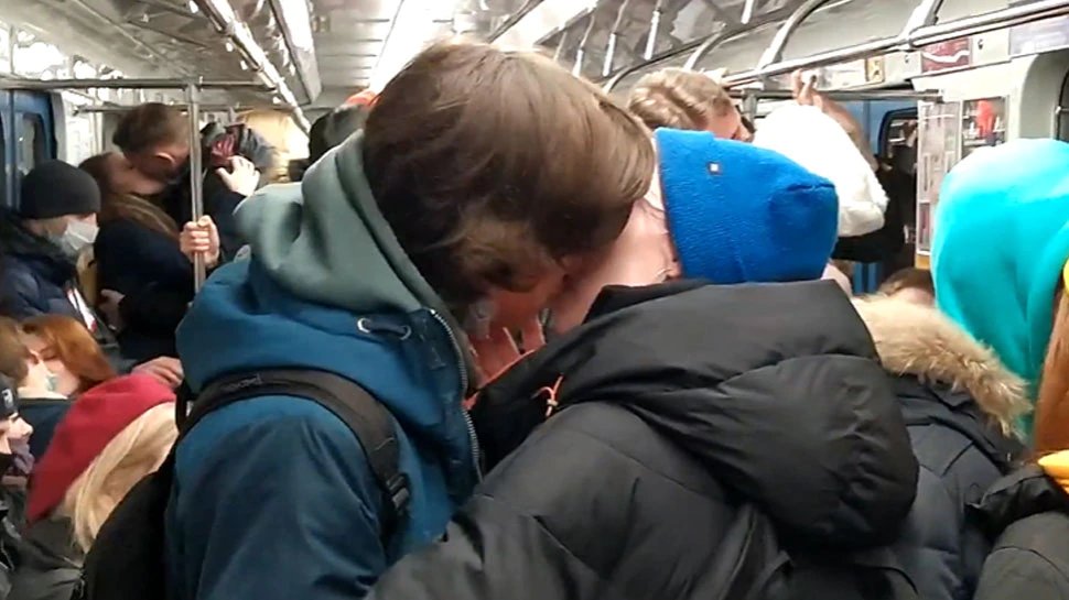 Russian couples Kiss protest against Coronavirus restrictions in the Train | Russian Couples Kiss in Train: रूस में लोगों ने किस करके Covid-19 प्रतिबंधों का किया विरोध