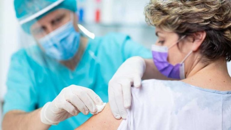 America: Large numbers of health care and frontline workers are refusing covid-19 vaccine | America: कोरोना वैक्सीन लेने से इनकार कर रहे हैं फ्रंट लाइन वर्कर, चौंकाने वाले हैं आंकड़े