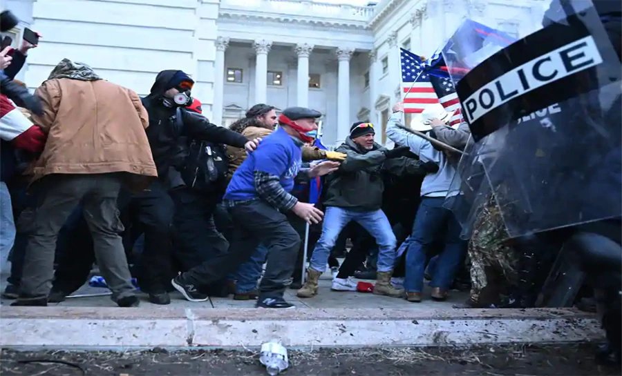 Donald Trump supporters storm US Capitol building during Joe Biden certification | Donald Trump के समर्थकों का हिंसक प्रदर्शन, ट्विटर अकाउंट सस्पेंड; महिला की मौत के बाद कर्फ्यू