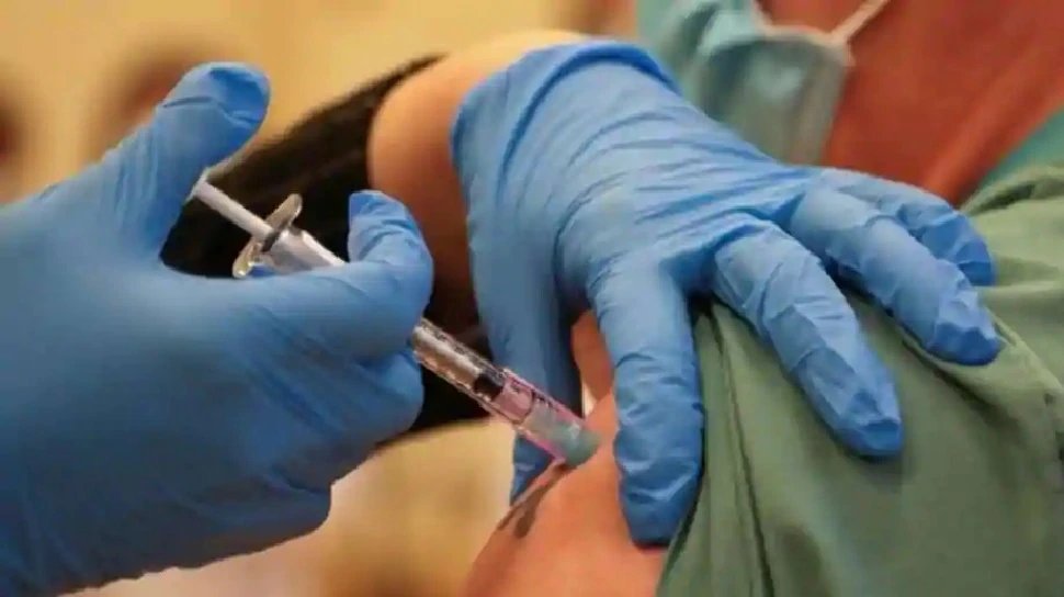 Female doctor died after taking Pfizer’s first dose of coronavirus vaccine in US | Pfizer के कोरोना वैक्‍सीन का पहला डोज लेने के बाद महिला डॉक्‍टर की मौत, CDC ने शुरू की जांच | Pfizer के कोरोना वैक्‍सीन का पहला डोज लेने के बाद महिला डॉक्‍टर की मौत, CDC ने शुरू की जांच