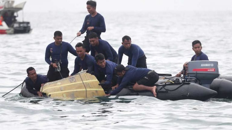 Indonesia: क्रैश हुए विमान के Black Box का पता चला, मानव अंग भी मिले