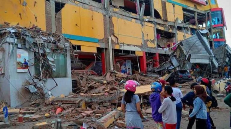 massive 6.2 earthquake hits Indonesia so far left 42 people dead, over 800 others injured | Indonesia: 6.2 तीव्रता के भूकंप से भारी तबाही, Sulawesi में 42 की मौत; बचाव कार्य जारी