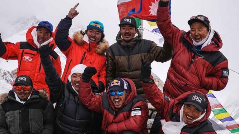 10 nepali mountaineers reached on top of k2, nirmal purja tweeted, pakistan shocked with k2 wins | भयानक ठंड में 10 नेपालियों ने किया ऐसा काम, उड़ गए Pakistan के होश