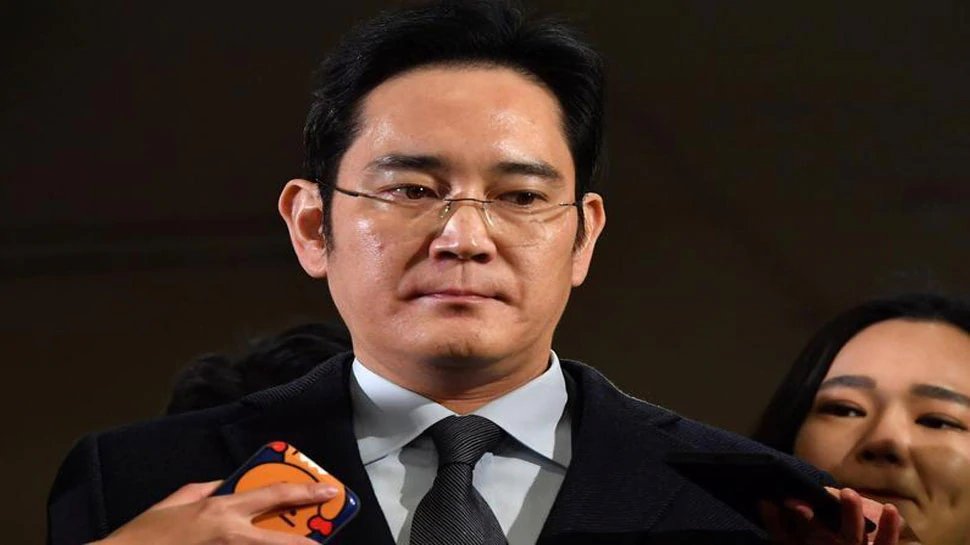Samsung heir Lee Jae yong jailed for two and half years in bribery case south korea | South Korea में Samsung के चीफ Lee Jae Yong को Seoul Court ने दी 2.5 साल की सजा