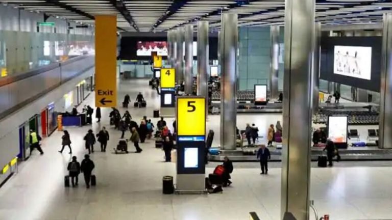 Passengers without correct Covid paperwork are fined £500 then simply waved through gates into UK | इंग्लैंड में negative coronavirus test के बिना भी एंट्री, सिर्फ 500 यूरो का फाइन!