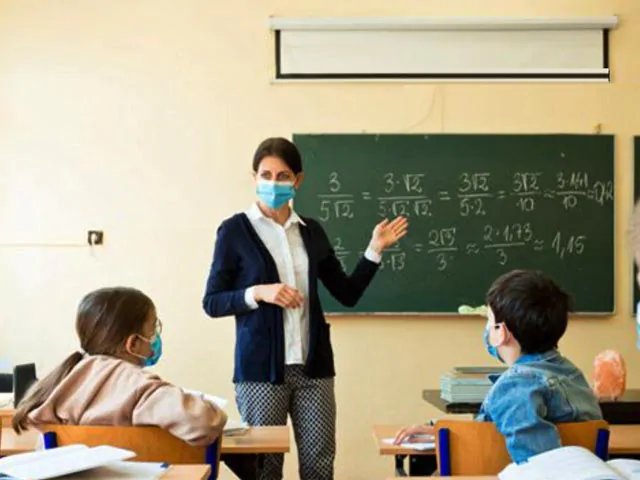 कर्नाटक-केरल और असम में नए साल से खुले स्कूल, कक्षाओं में उत्साहित दिखे छात्र