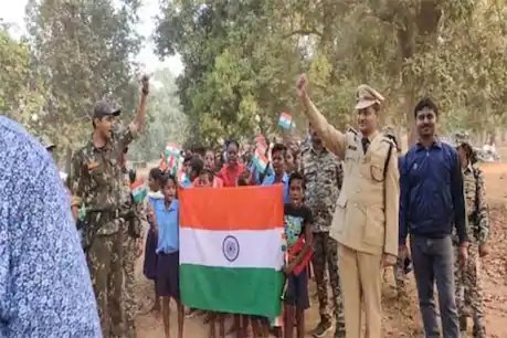 आजादी मिलने के बाद पहली बार दंतेवाड़ा जिले के अबूझमाड़ के गांव में भारी सुरक्षा में तिरंगा झंडा फहराया गया