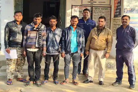 पुलिस ने मोबाइल नंबर सर्विलांस के माध्यम से तीन आरोपियों को गिरफ्तार किया है, जबकि चौथा अभी फरार है