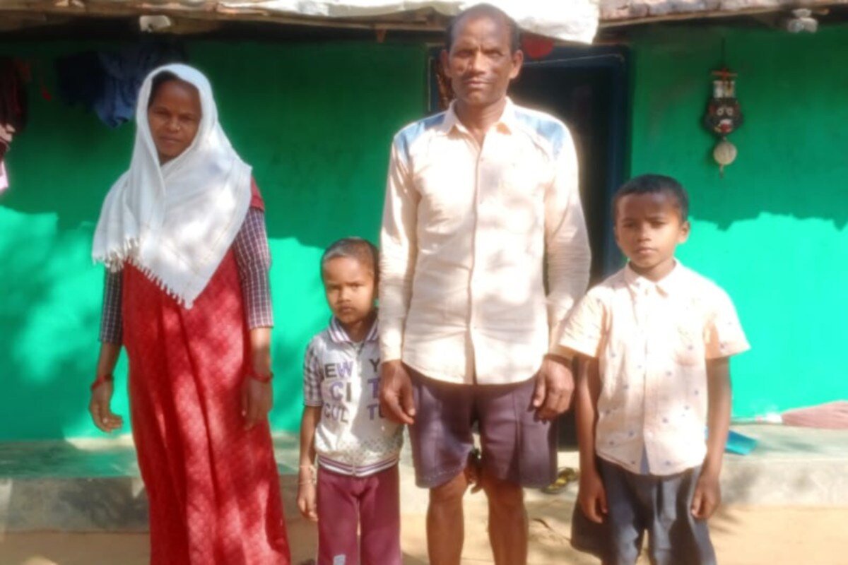Chhattisgarh News, Bijapur, मजदूर, laborers traveled by selling dung to Bhupesh Baghel Sarkar, भूपेश बघेल, छत्तीसगढ़ न्यूज, गोधन न्याय योजना, मजदूर, हवाई सफर, बीजापुर