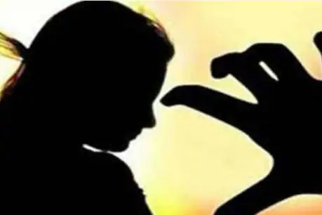 शिक्षक पर अपनी छात्रा से रेप का आरोप लगा है. (प्रतीकात्मक तस्वीर)
