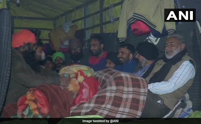 कड़ाके की ठंड और बारिश के बावजूद किसानों के हौसले बुलंद, बोले- उम्मीद है कल हमारी मांगें मान लेगी सरकार