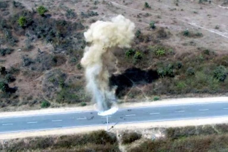 छत्तीसगढ़: नारायणपुर में माओवादियों ने IED ब्लास्ट कर बस उड़ाया, DRG के चार जवान शहीद
