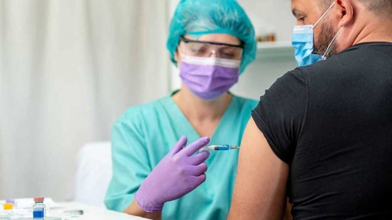 US FDA gives emergency use authorisation to COVID-19 vaccine from Johnson and Johnson | अमेरिका में एफडीए ने Johnson & Johnson की वैक्सीन को दी इस्तेमाल की मंजूरी, Coronavirus से बचाएगी सिर्फ 1 डोज