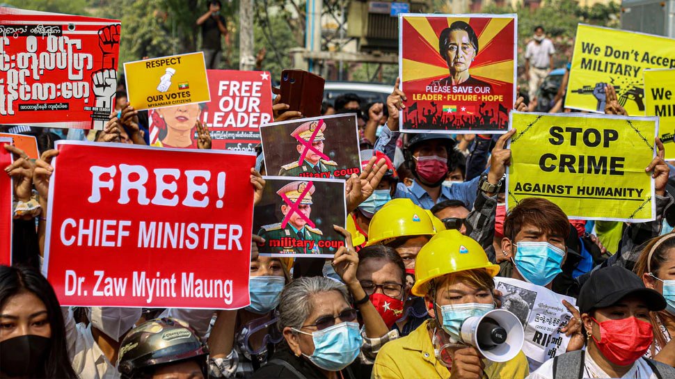 Myanmar military coup: 3 anti-coup protesters killed by police firing | Myanmar में Military Coup का विरोध करने वालों का हिंसक दमन शुरू, पुलिस की गोली से 3 मरे