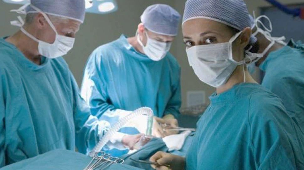 Doctor Scott Green appeared in court through video conference while performing operation in US | US: मरीज का Operation करते-करते Online कोर्ट में पेश हुआ डॉक्टर, जज ने दिया ऐसा रिएक्शन
