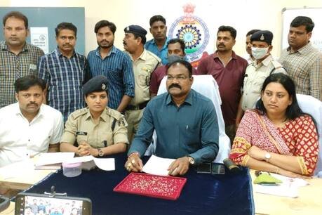 महासमुंद में हीरे की तस्करी करते दो आरोपियों को पुलिस ने गिरफ्तार किया है.