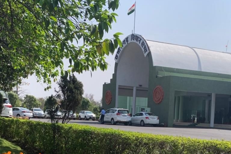 छत्तीसगढ़: यहां तो ‘गांधीजी’ हो गए भ्रष्टाचार का शिकार, BJP ने गंभीर आरोप लगाकर नहीं चलने दिया सदन