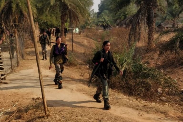 Raipur News: महिला दिवस पर वीमेन कमांडो का अनोखा सेलिब्रेशन, देखें बीहड़ में नक्सली स्मारक ध्वस्त करने का Video