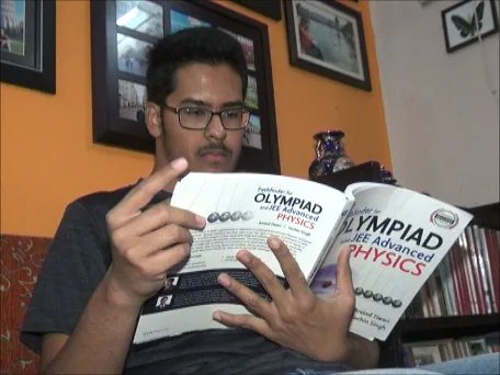 ऑनलाइन पढ़ाई कर प्रदेश में किया टॉप, पाए 99.97 स्कोर Ayon is topper in Chhattisgarh in JEE Main Exams 2021 know details about Ayon and his family