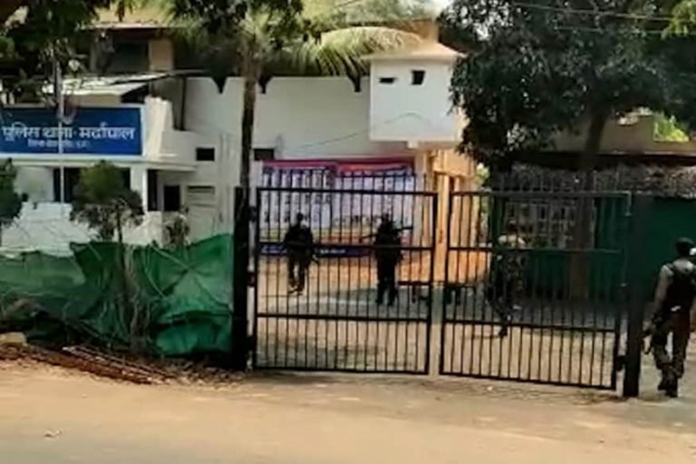 Naxalites run away by police retortion, cadres big leader injured