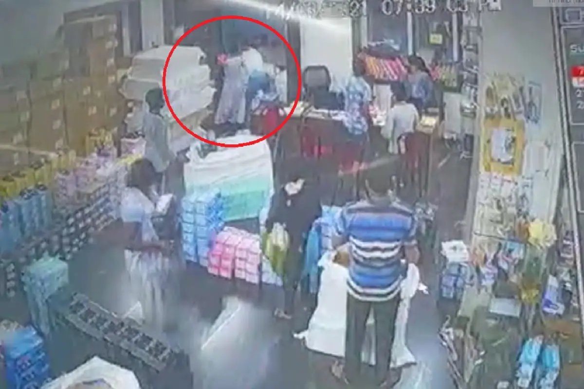 Viral Video:पत‍ि की जमकर होती रही प‍िटाई और पत्‍नी सबकुछ देखती रही, जानें क्‍यों?
