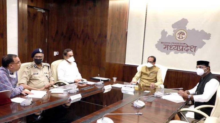 संभागीय कमिश्नर कोरोना संक्रमण के नियंत्रण में सक्रिय भूमिका निभाएँ : मुख्यमंत्री श्री चौहान