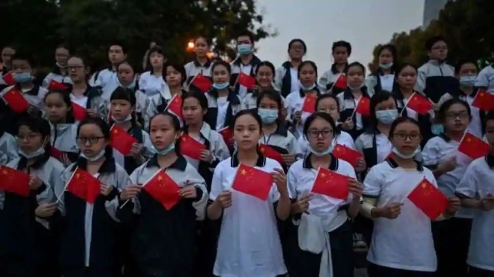 China has banned severe punishments for school children | China के स्कूलों में बच्चों को Punishment के नाम पर नहीं किया जाएगा अपमानित, मौत के बढ़ते आंकड़े से घबराई सरकार