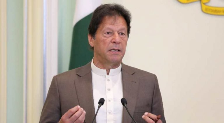 Imran khan questions ECPs responsibility and attacked on opposition parties| Hafeez Shaikh की हार से बढ़ा इस्तीफे का दबाव तो बौखला गए Imran Khan, विपक्ष को दे डाली धमकी