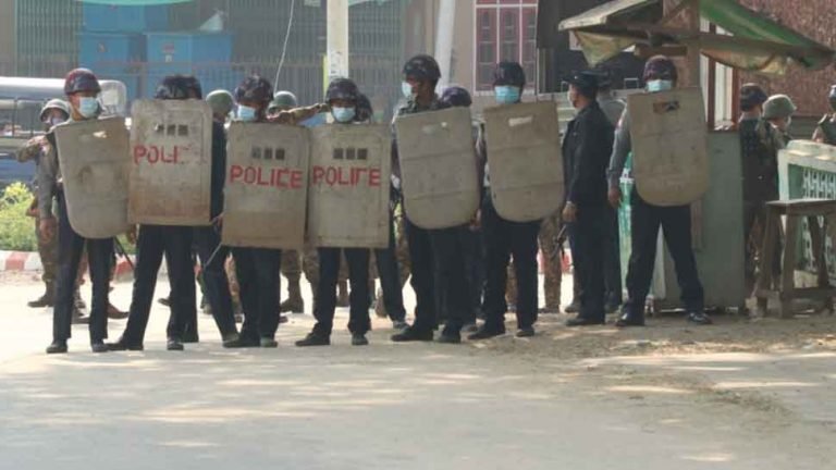 anti coup protests continue in myanmar, forces set fire in yangon; many injured and hundreds arrested till now | Myanmar Coup: यंगून में प्रदर्शनकारियों पर दमन का दौर जारी, गोलीबारी में पांच घायल