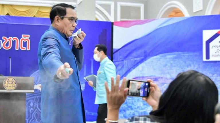 Thailand PM Prayut Chan o cha sprays sanitizer on reporters | सवालों से झल्लाए थाईलैंड के PM, पत्रकारों पर कर दिया सैनिटाइजर का छिड़काव