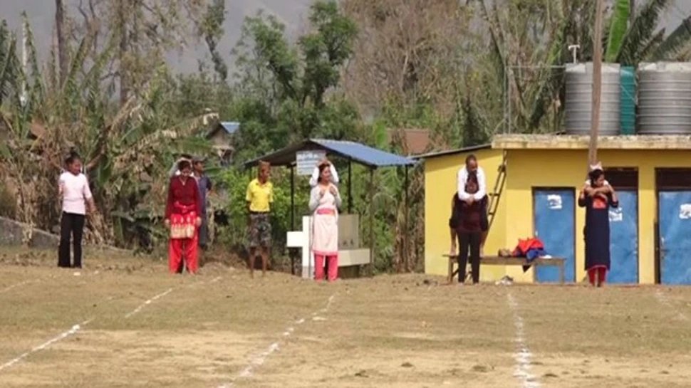Nepal: Women carrying husbands on their backs, to raise awareness on gender equality | Nepal: ‘महिलाएं पुरुषों के बराबर हैं’, ये साबित करने के लिए लगा दी अनोखी दौड़