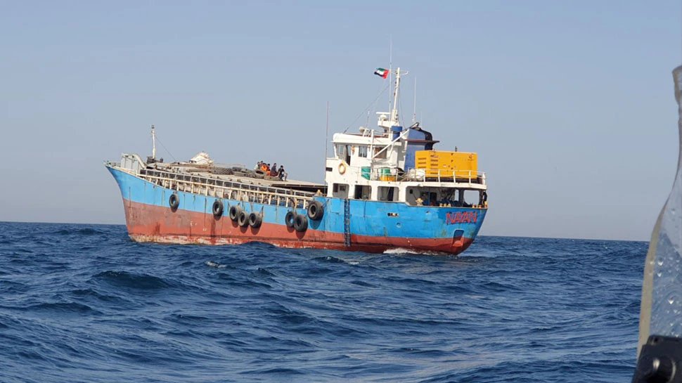 Indian Navy rescues sinking merchant navy ship stranded in Oman Sea | Indian Navy का साहसिक ऑपरेशन, Oman Sea में फंसे मर्चेंट नेवी के जहाज को डूबने से बचाया