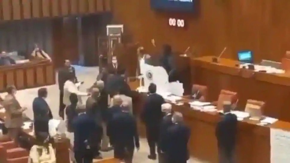 Chaos in Pakistan Senate after spy cameras found hidden inside hall| Pakistan की संसद में मिला Spy Camera, विपक्ष का आरोप, ‘Secret Voting पर नजर रखने के लिए रची गई साजिश’