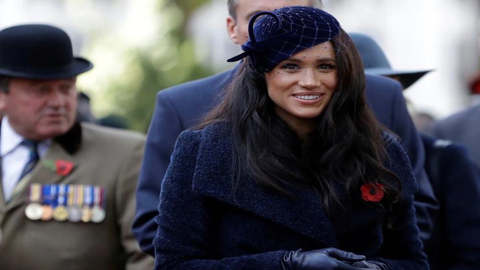 charlie hebdo makes new controversy in uk by depicting meghan markle as george floyd | फिर विवादों में Charlie Hebdo का कार्टून, रॉयल फेमिली पर निशाना; यूं पेश की महारानी Elizabeth की तस्वीर