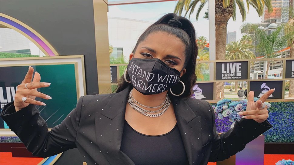 Youtuber Lilly Singh wore a mask in support of Farmers Protest | Lilly Singh ने फिर किया किसानों का समर्थन, Grammy Awards में चर्चा का विषय रहा Youtuber का Mask