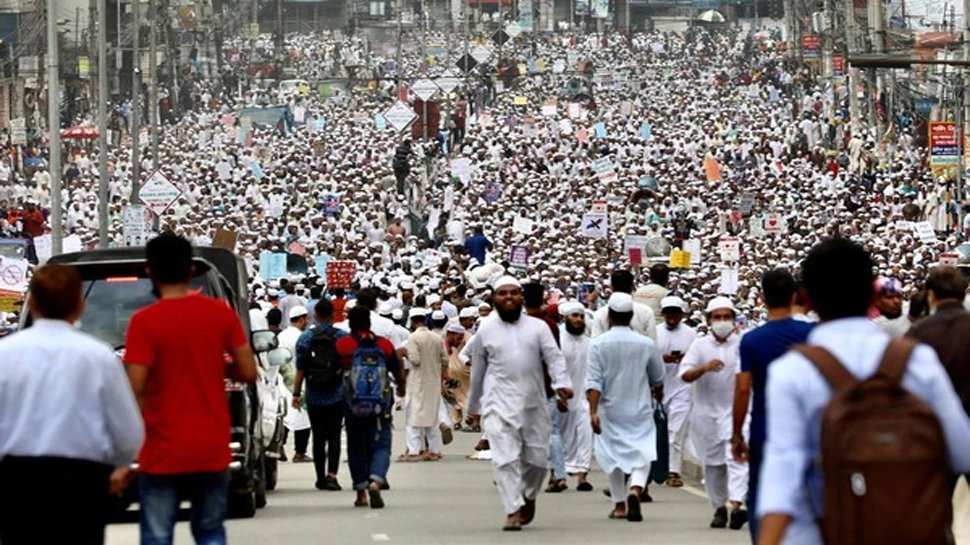 Bangladesh: Hefazat-e-Islam supporters attack Hindu village | Bangladesh में Hindu Village पर कट्टरपंथियों का हमला, 80 घरों में तोड़फोड़, जान बचाने गांव से भागे लोग